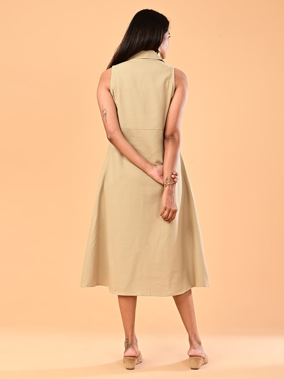Women’s Sand Beige Textured Sleeveless Collared Midi Dress