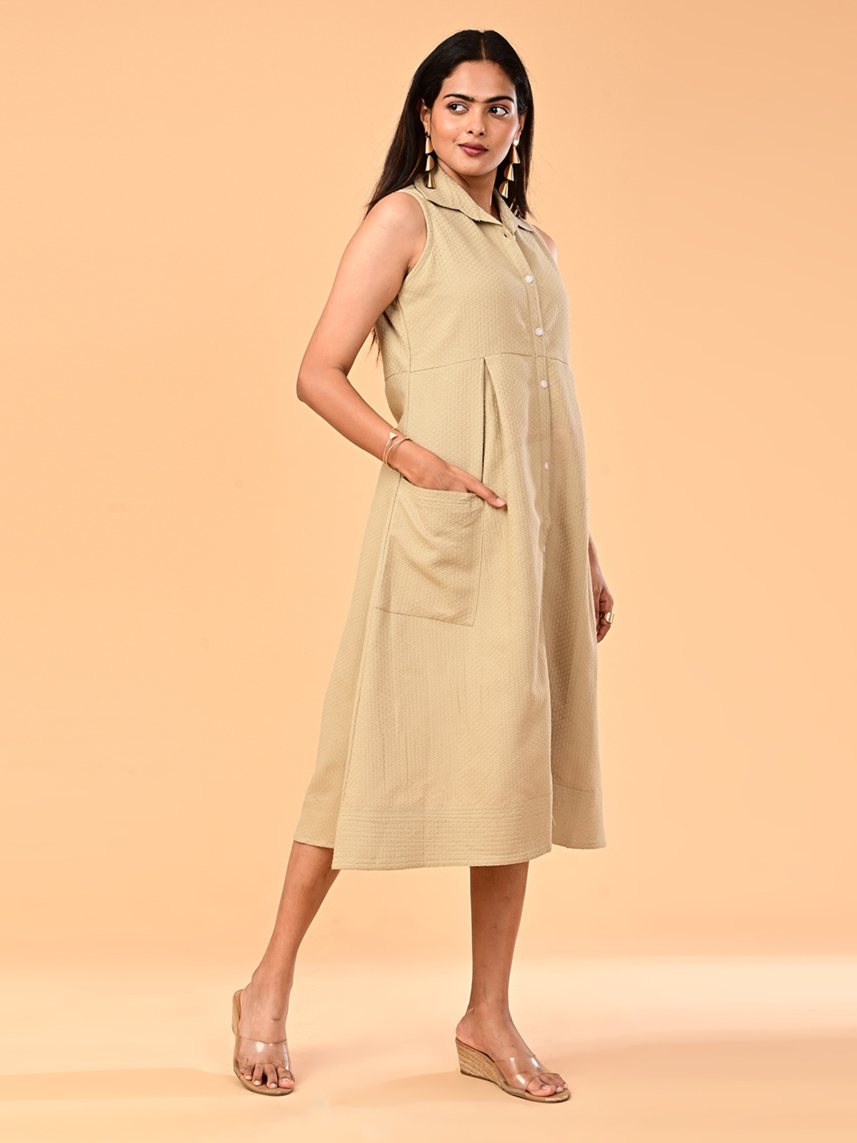 Women’s Sand Beige Textured Sleeveless Collared Midi Dress