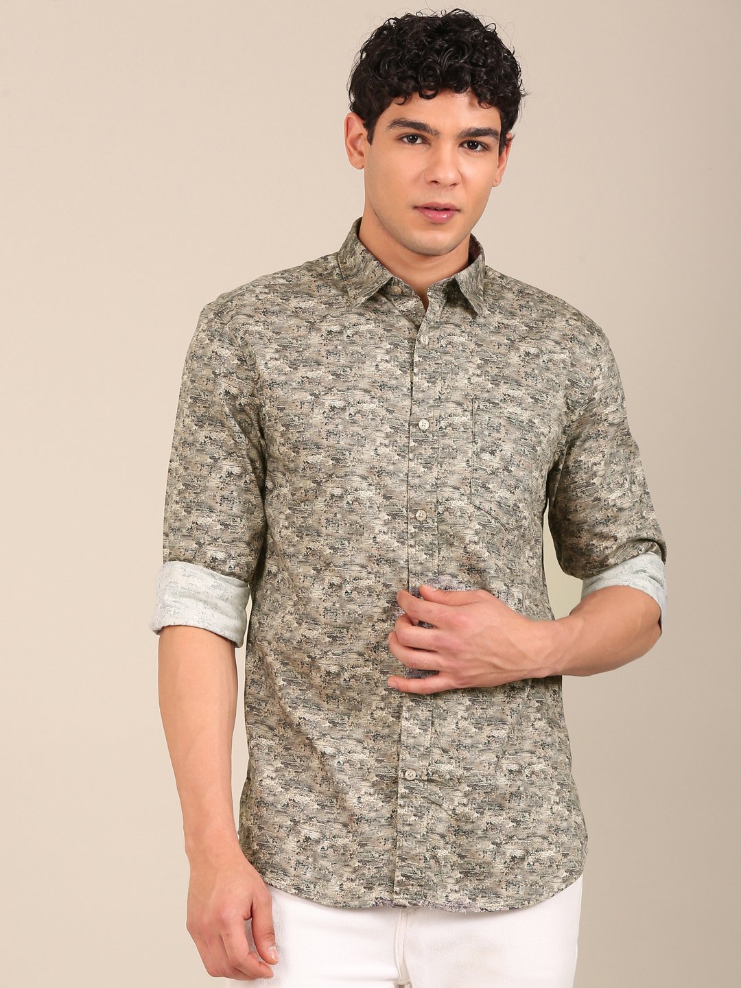 Model wearing a men’s beige abstract print slim fit shirt-front-1